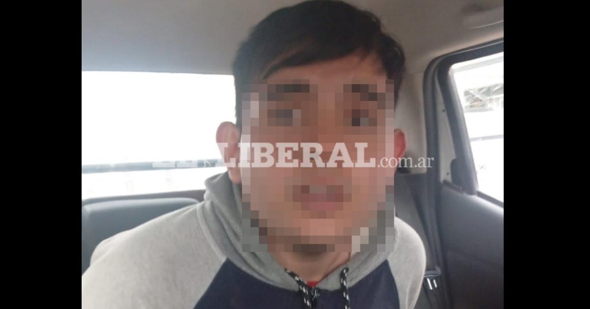 Un policiacutea cayoacute de su moto al evitar chocar a un delincuente que intentaba escapar tras robo