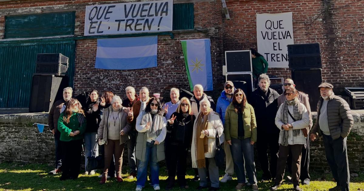 Con mateada en Uribelarrea vecinos reclamaron el regreso del tren que pasa por La Banda