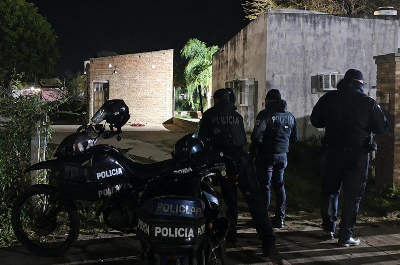 Siete horas de tensioacuten por un sujeto atrincherado en Quimiliacute con un reheacuten a punta de cuchillo