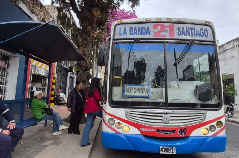 Volvioacute a funcionar la Liacutenea 21 tras el paro de choferes