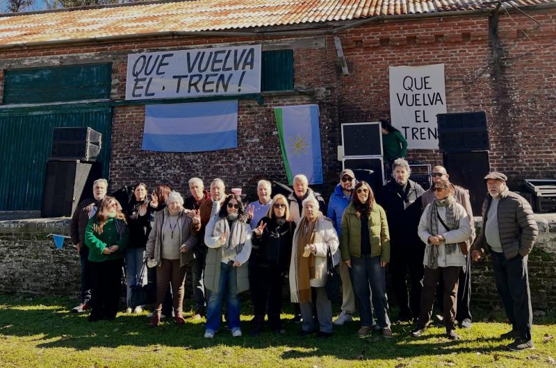 Con mateada en Uribelarrea vecinos reclamaron el regreso del tren que pasa por La Banda