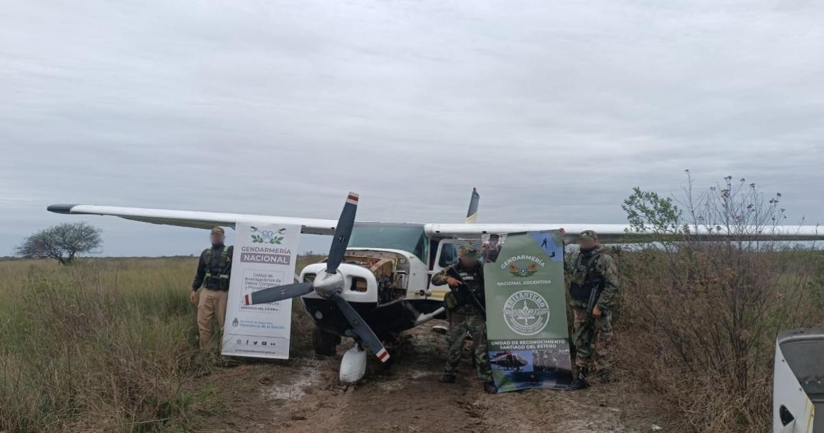 Hallan avioneta enterrada en zona de bantildeados y afirman que un helicoacuteptero rescatoacute a los pilotos