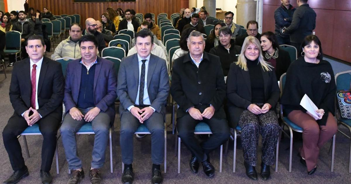 Capacitan sobre desafiacuteos de la ciencia y tecnologiacutea en la era de la IA