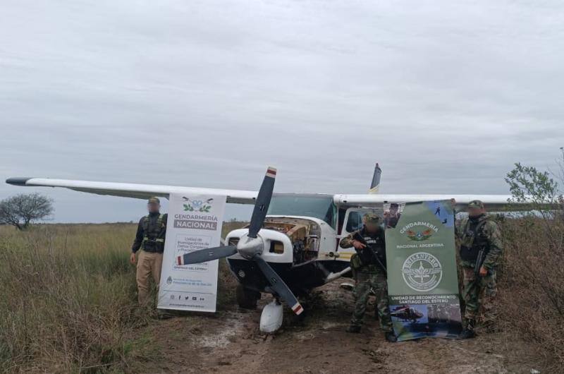 Hallan avioneta enterrada en zona de bantildeados y afirman que un helicoacuteptero rescatoacute a los pilotos