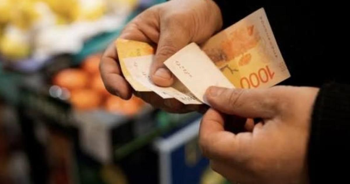 Una familia de cuatro integrantes necesitoacute maacutes de 15 millones para no caer en la pobreza