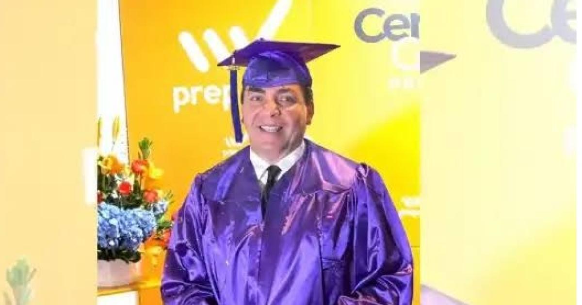Cristian Castro terminoacute el secundario a los 51 antildeos y emocionoacute a todos