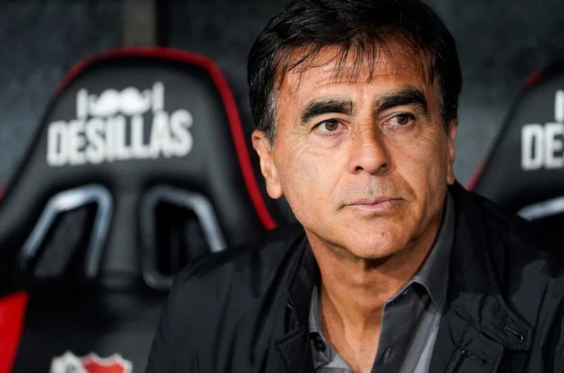 Independiente echoacute a Gustavo Quinteros tras la eliminacioacuten en la Copa Argentina
