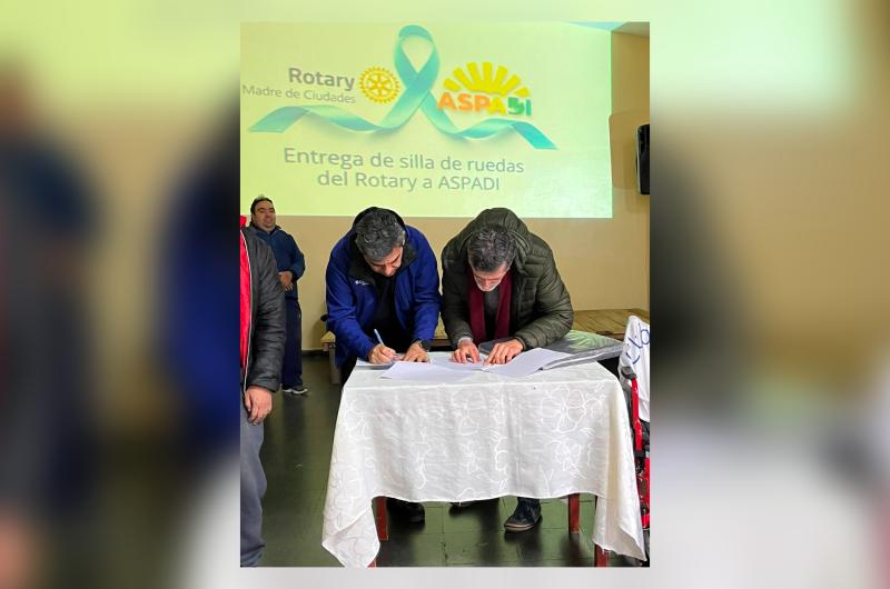 ASPADI recibioacute una silla de ruedas del Rotary Club Madre de Ciudades y anuncioacute nuevas acciones solidarias
