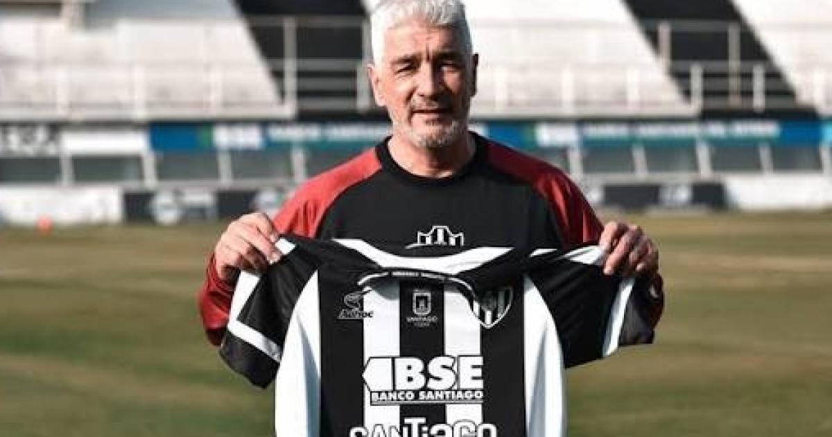Gustavo Quinteros fue despedido y suenan Omar De Felippe e Insuacutea