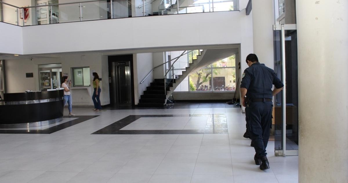 Solicitaron la detencioacuten de un hombre acusado de agredir a su pareja mientras atravesaba el duelo por su hermana