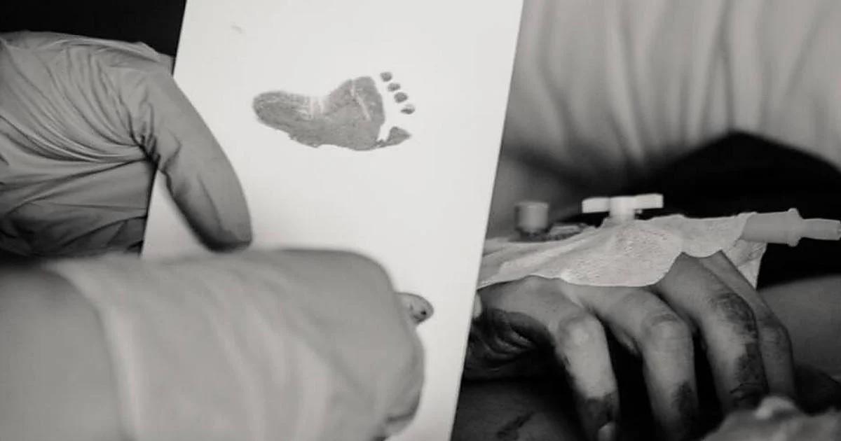 Fotografía de duelo tras perder a un bebé (Eva Gascón)
