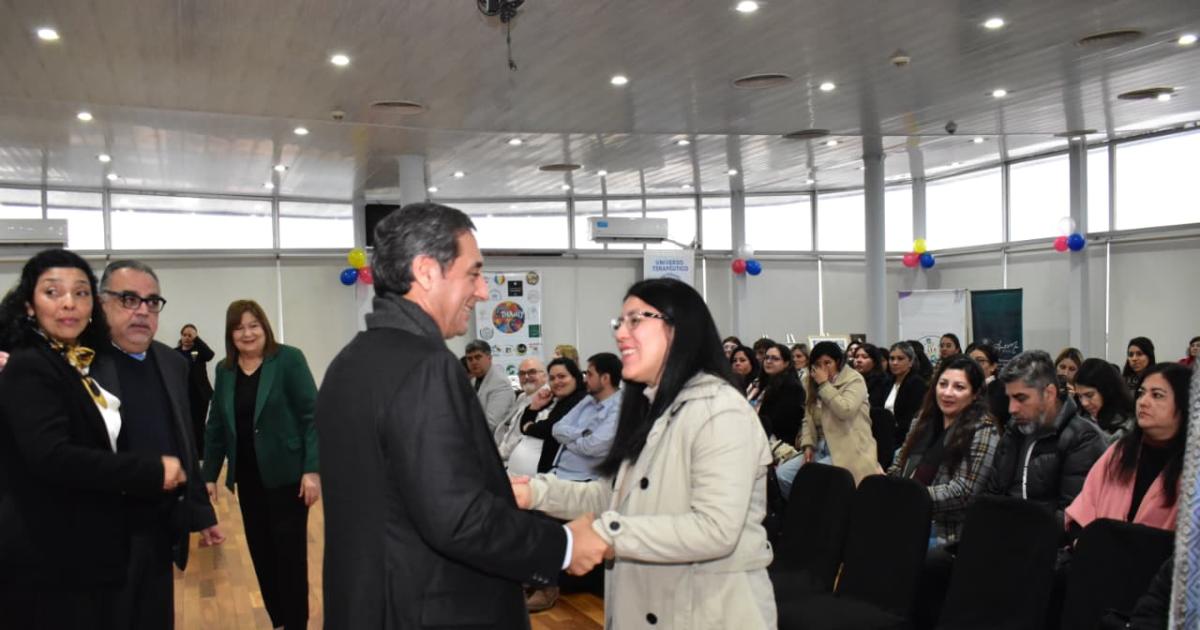 La intendente Yanina Iturre participoacute de la 2deg Expo de Acompantildeamiento Terapeacuteutico y 1deg Feria del Libro AT en la Caacutemara de Diputados