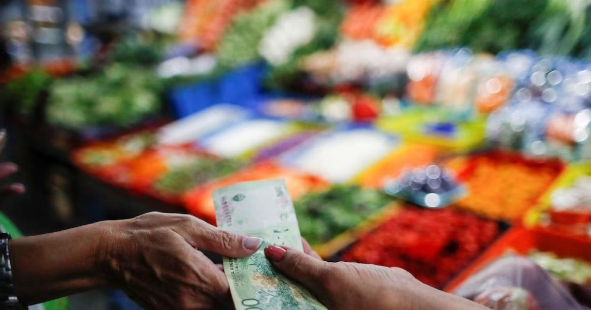 Inflacioacuten de julio- cuaacutento habriacutea dado con la nueva canasta que el Gobierno decidioacute no aplicar