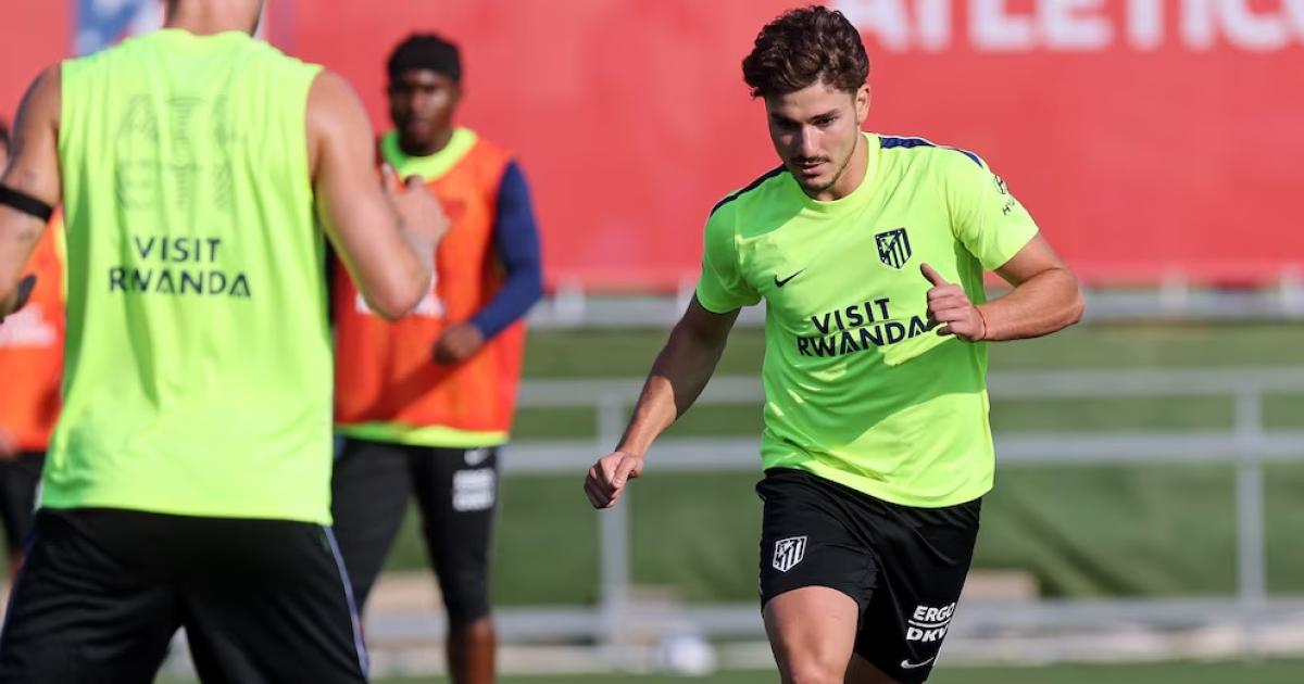 Juliaacuten Aacutelvarez habloacute con el plantel del Atleacutetico y se aleja de la posibilidad de ir al Barcelona