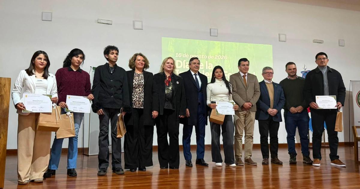 Realizan un emotivo acto por el Diacutea de la Ingenieriacutea Forestal