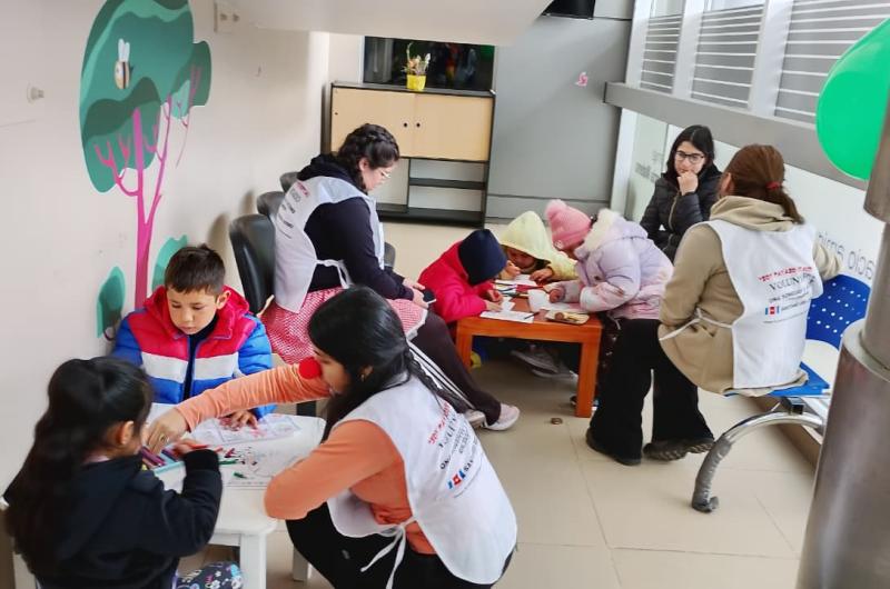 Los Payasos de Hospital llevaron alegriacutea al CIS Banda