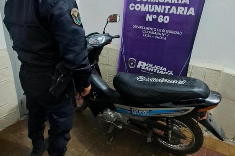 Tres delincuentes asaltaron a un adolescente tras quedarse sin nafta y la policiacutea recuperoacute la moto horas despueacutes