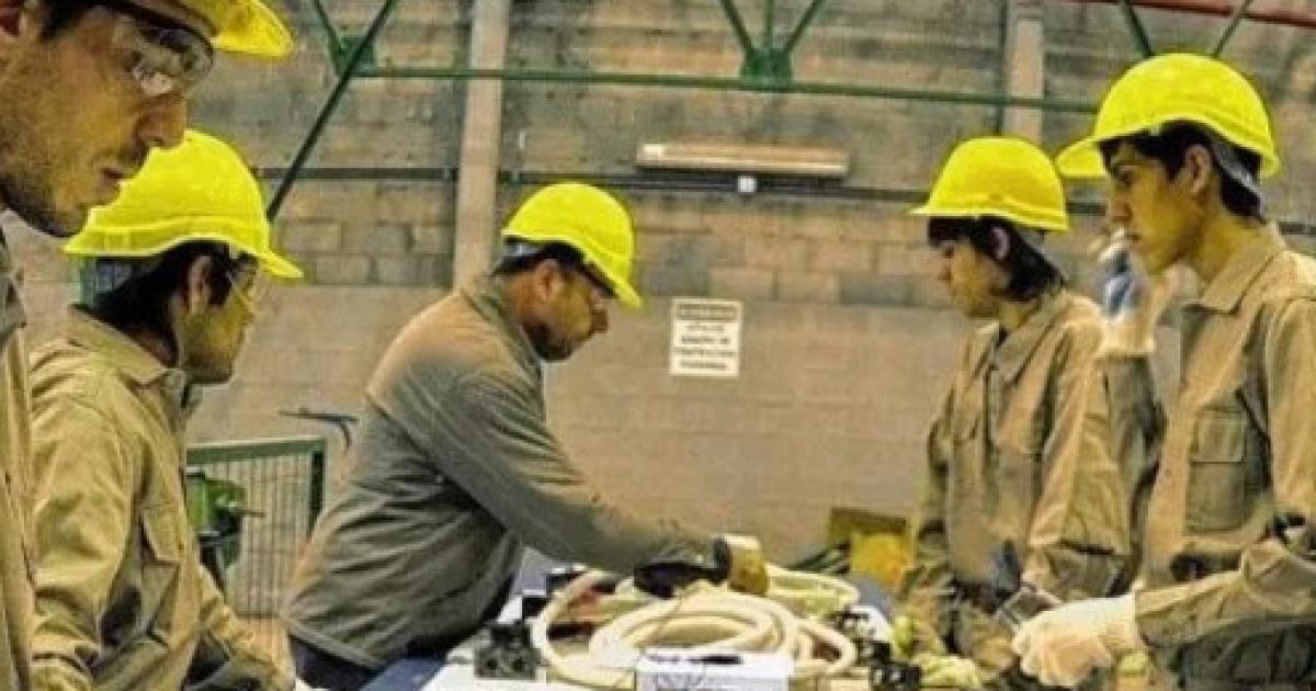 En un antildeo se perdieron 110 mil empleos registrados en el paiacutes 800 de ellos en Santiago