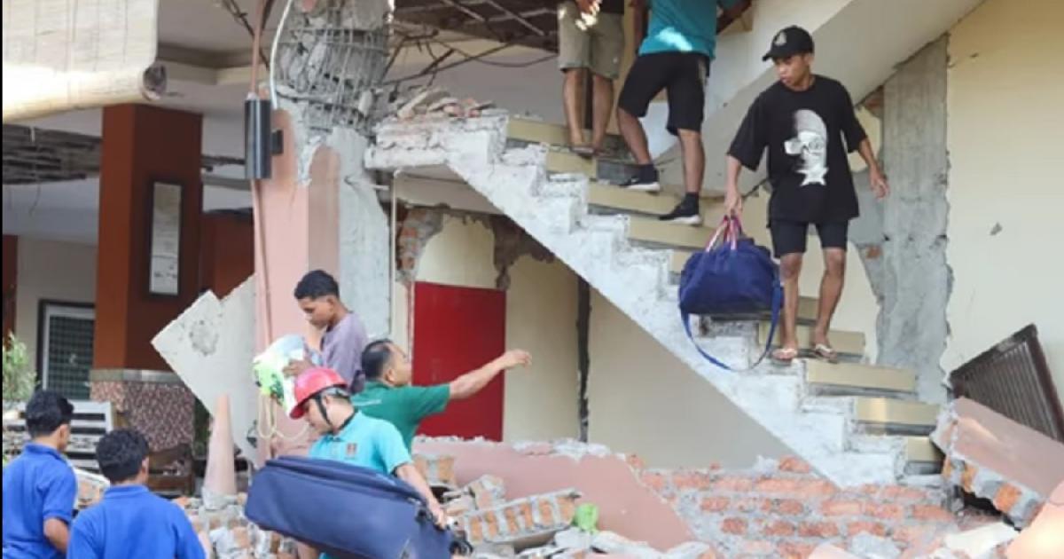 Fuerte terremoto de 77 en Indonesia- 38 muertos maacutes de 2000 evacuados y alerta de tsunami levantada