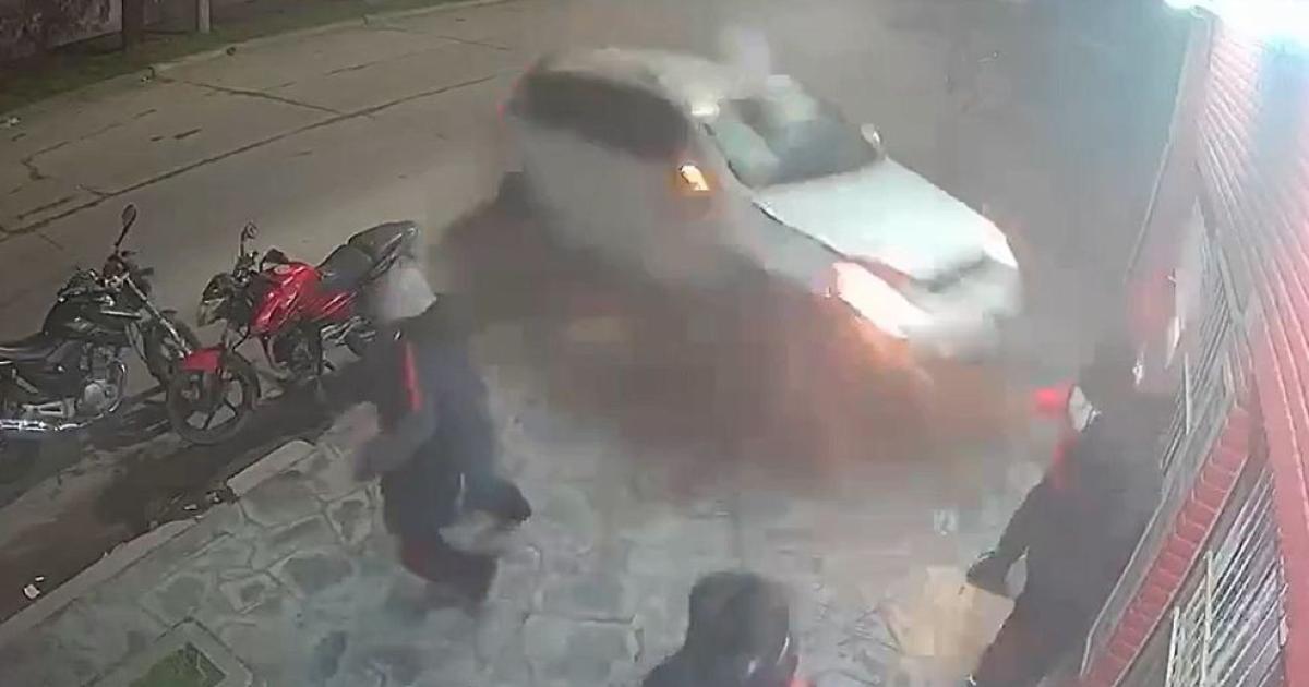 Impactante video- una camioneta atropelloacute a seis personas un muerto