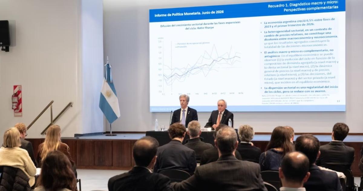 El Banco Central moderoacute sus compras de doacutelares y busca sostener la estabilidad cambiaria
