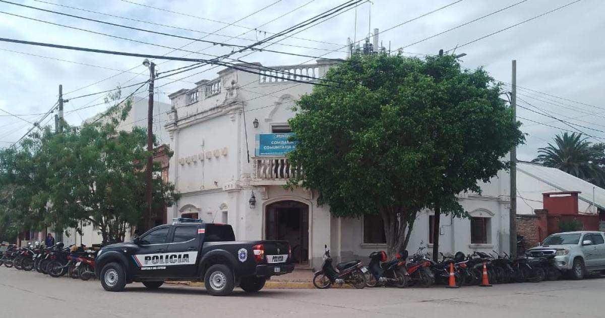 Sujeto que conduciacutea ebrio terminoacute dentro de un canal con su camioneta
