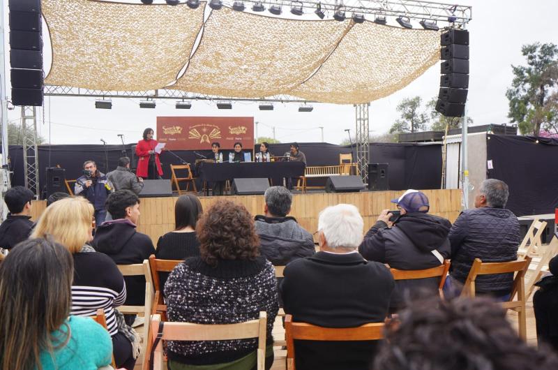 Mariela Carabajal presentoacute el libro autobiograacutefico con escritos y vivencias de su padre Chaca
