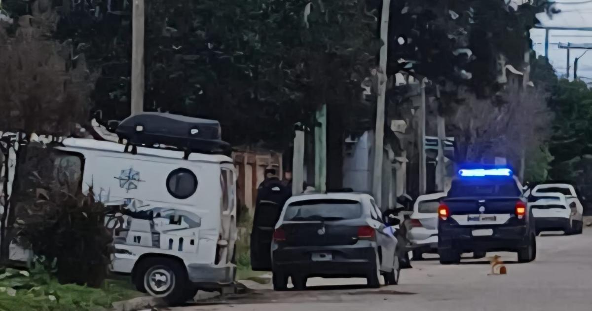 Hallan a una mujer ahorcada con el cable de una plancha en el bantildeo y apresan a su concubino