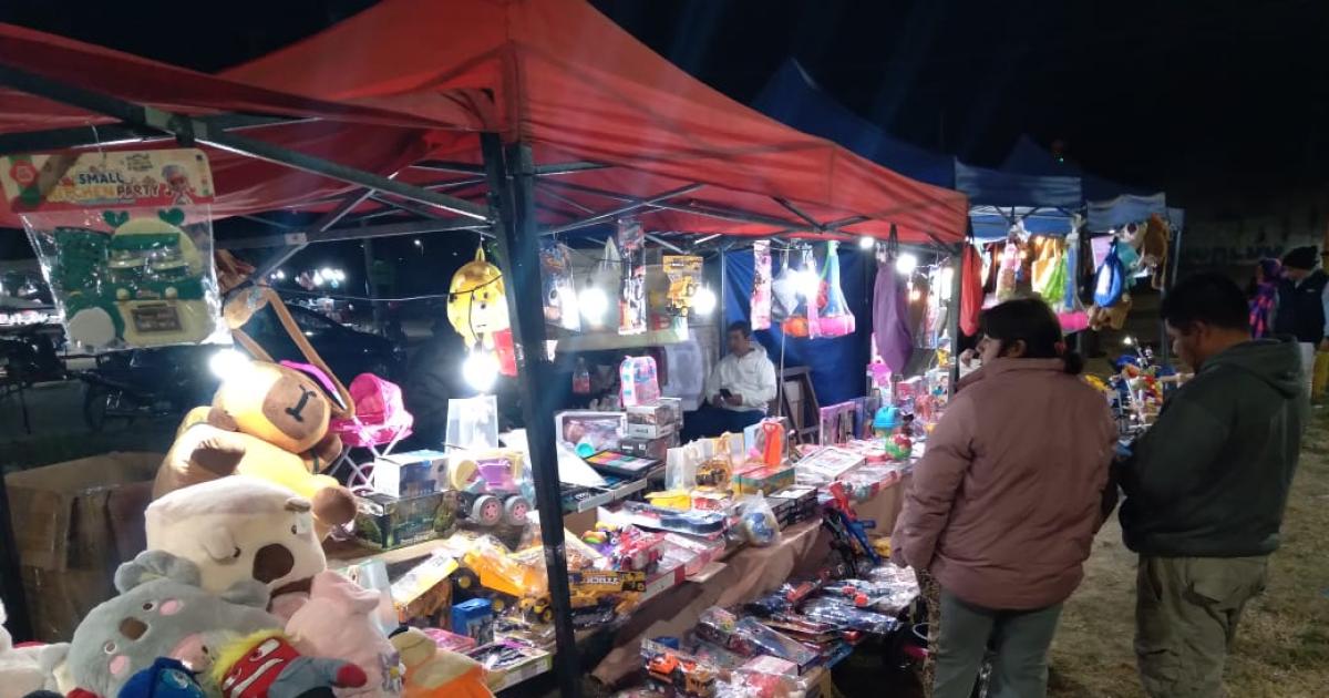 Los puestos de juguetes siguen abiertos pasada la medianoche en Santiago por el Diacutea del Nintildeo