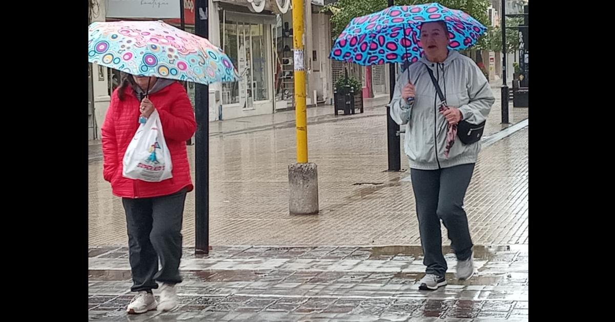 Sacaacute el paraguas y los pilotos- se esperan lluvias aisladas hasta el martes en Santiago del Estero