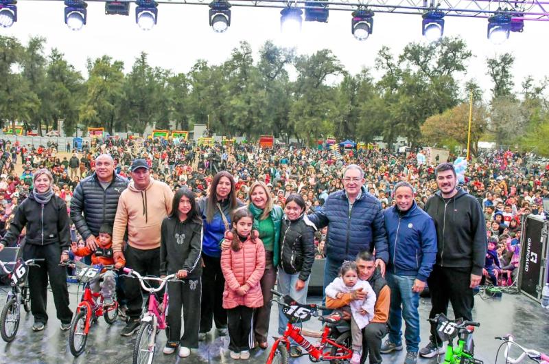 La intendente Fuentes destacoacute la participacioacuten de las familias en el festejo del Parque Aguirre  