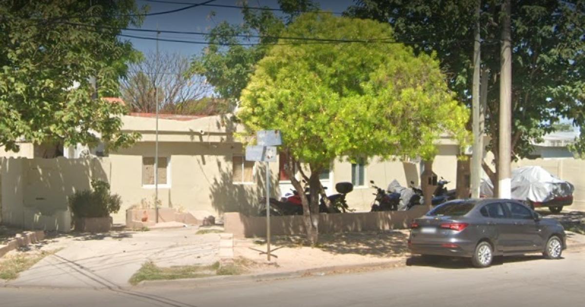 Dos joacutevenes amenazaron a una mujer con un hacha y un machete desde la vereda de su casa