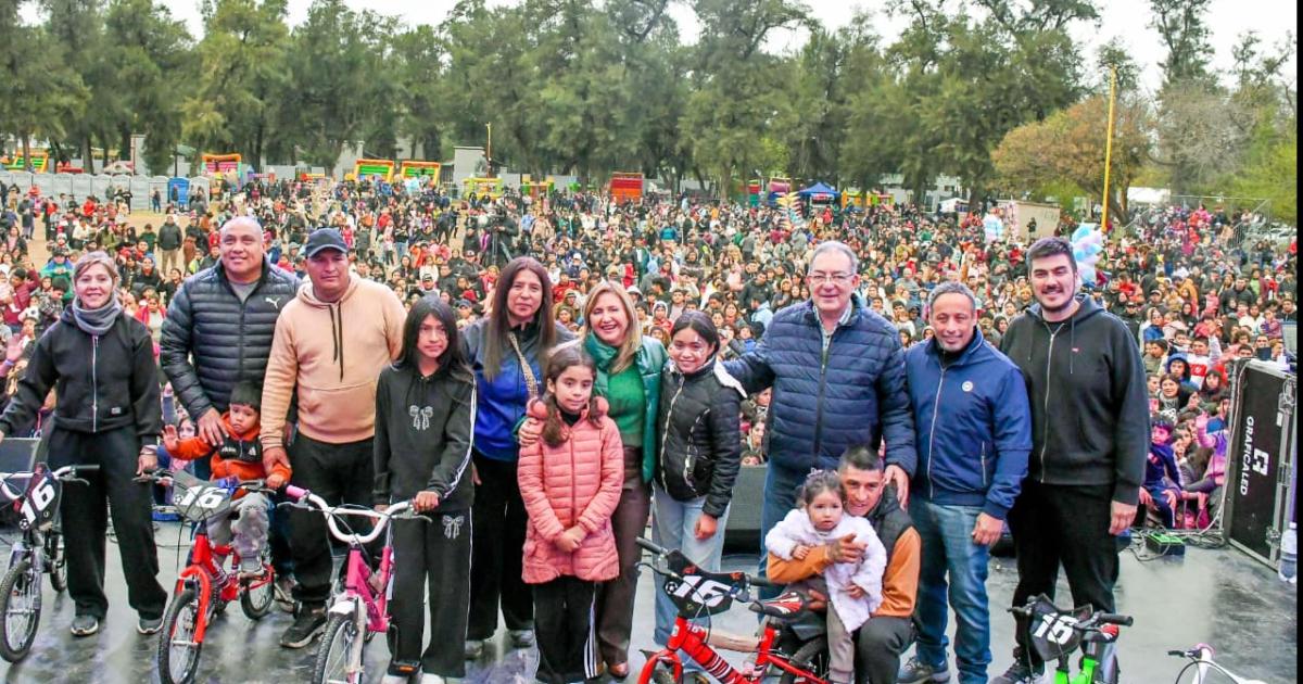 Fuentes saludoacute a nintildeos y nintildeas en festejo en el Parque Aguirre