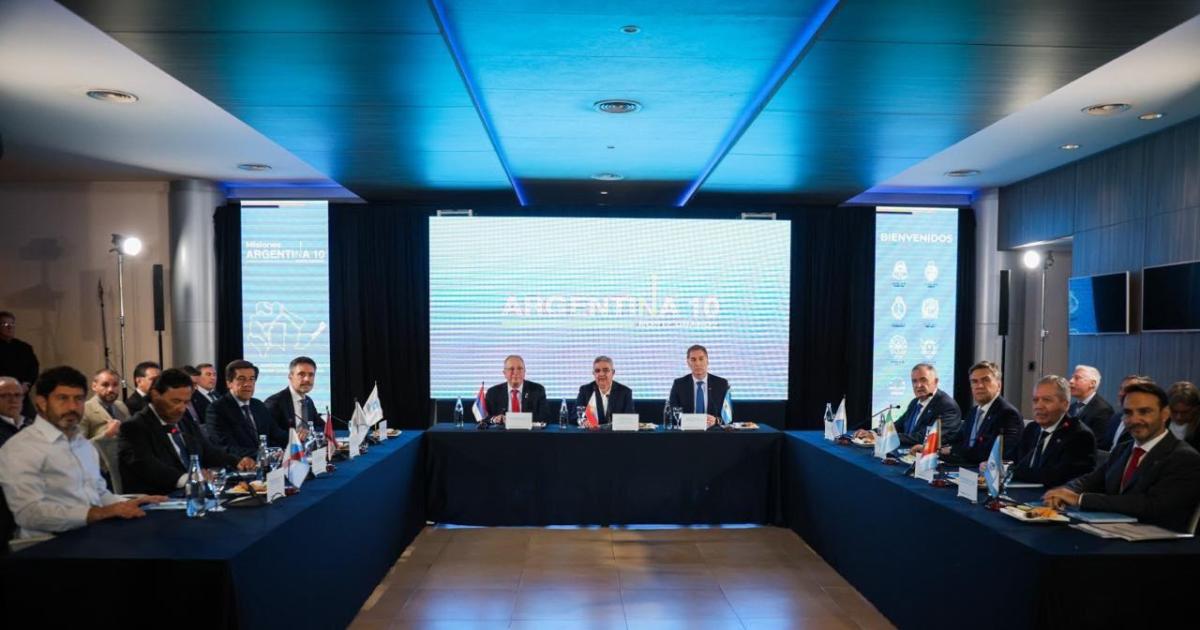 El gobernador Suaacuterez realizoacute gestiones ante la Nacioacuten por obras tarifas y rutas para santiaguentildeos