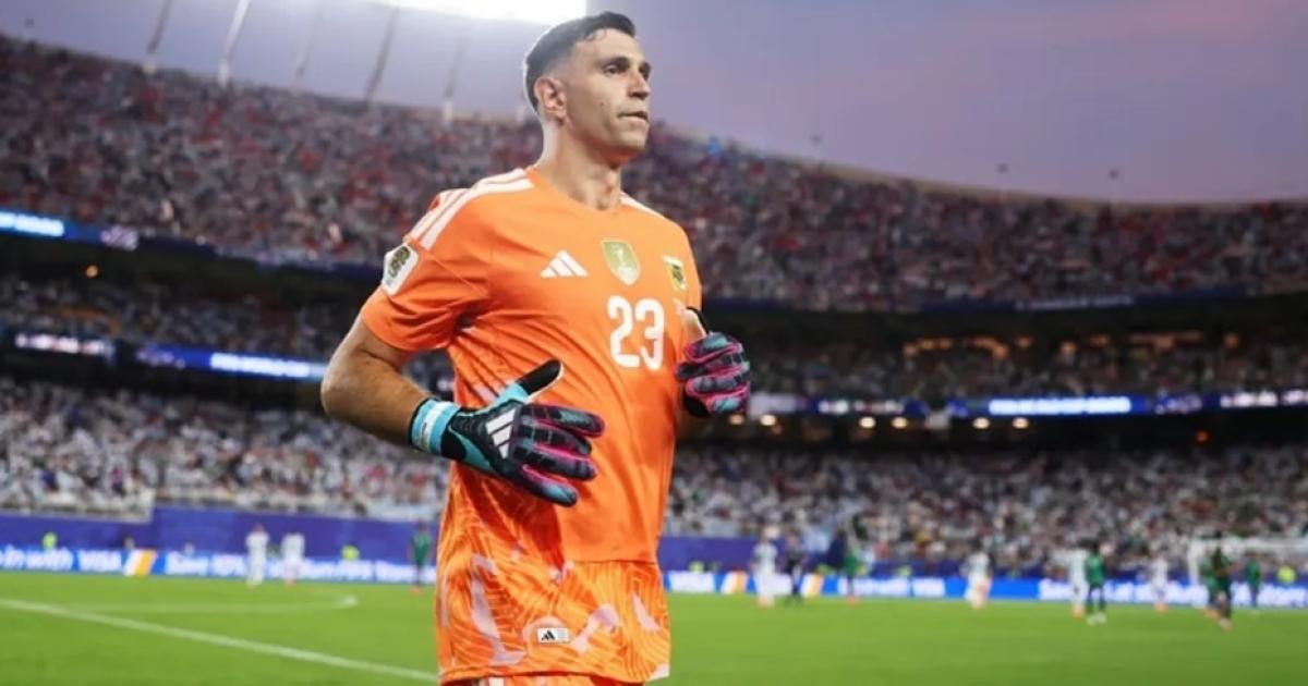 Duro reveacutes para Dibu Martiacutenez- se cayoacute su pase a la Juventus y ahora peligra su titularidad en Aston Villa