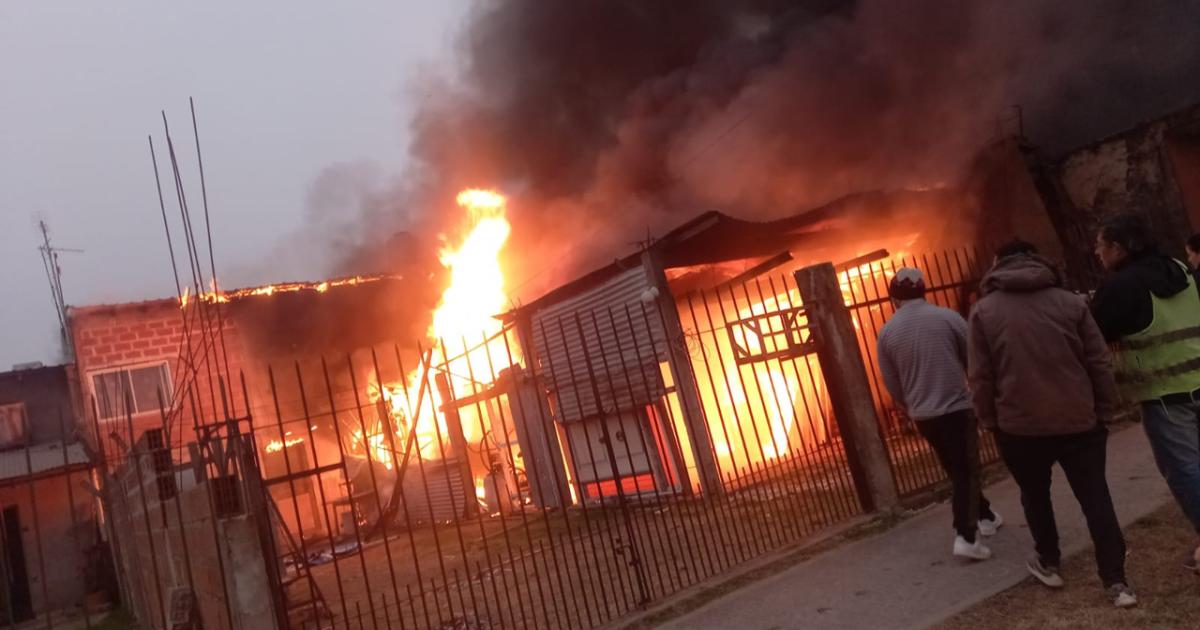Incendio en casa Foto de archivo