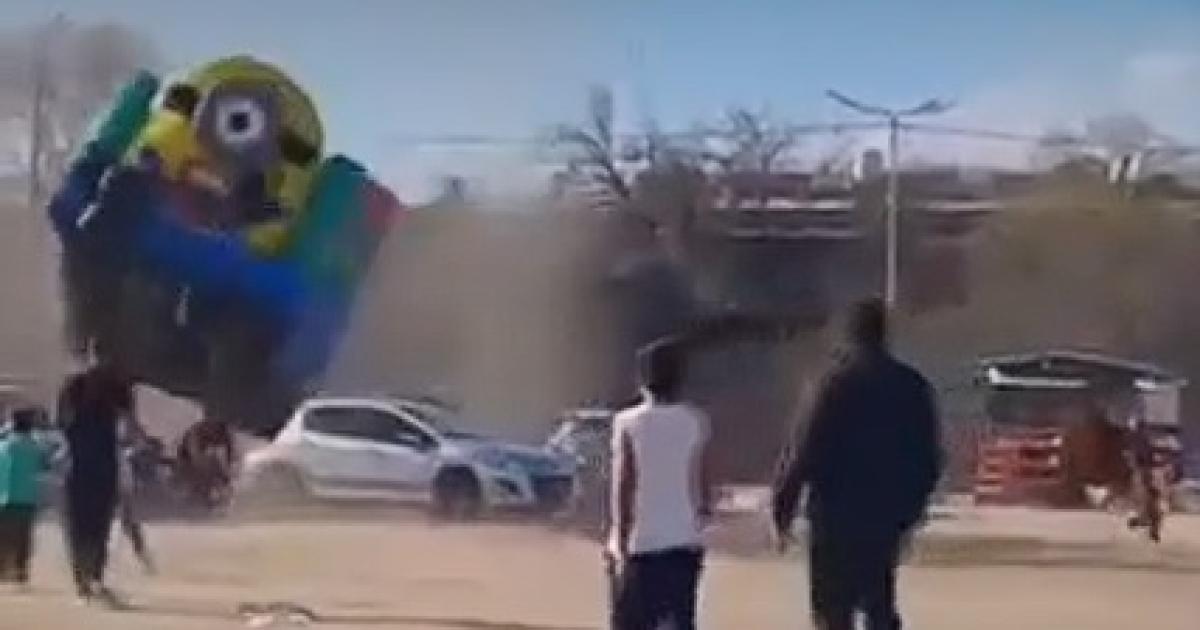 VIDEO Un inflable se soltoacute durante los festejos por el Diacutea del Nintildeo y dejoacute a chicos heridos