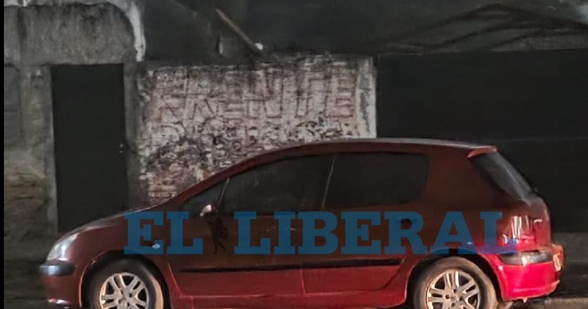 El vehículo en el que se transportanban tres sujetos que marcaron la vivienda en Quimilí