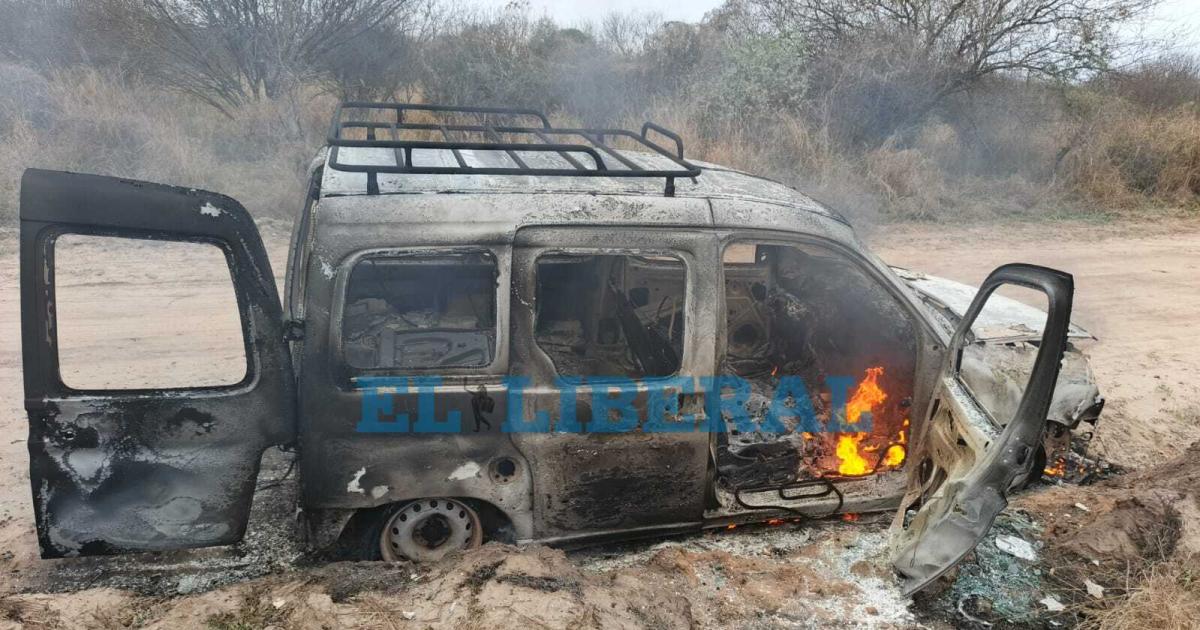 Una camioneta se incendioacute mientras circulaba por un camino de Colonia Pinto