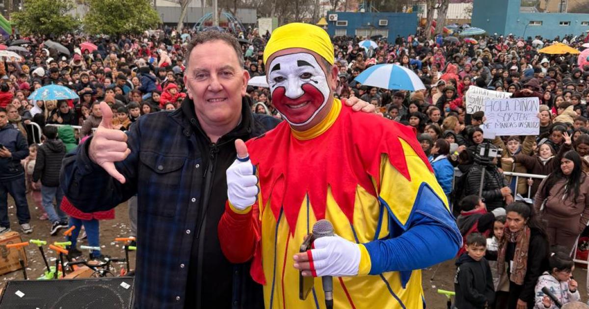 Multitudinario festejo del Diacutea del Nintildeo en Las Termas con Pintildeoacuten Fijo