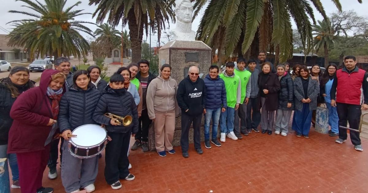 Integrantes de un programa comunal homenajearon al General San Martiacuten