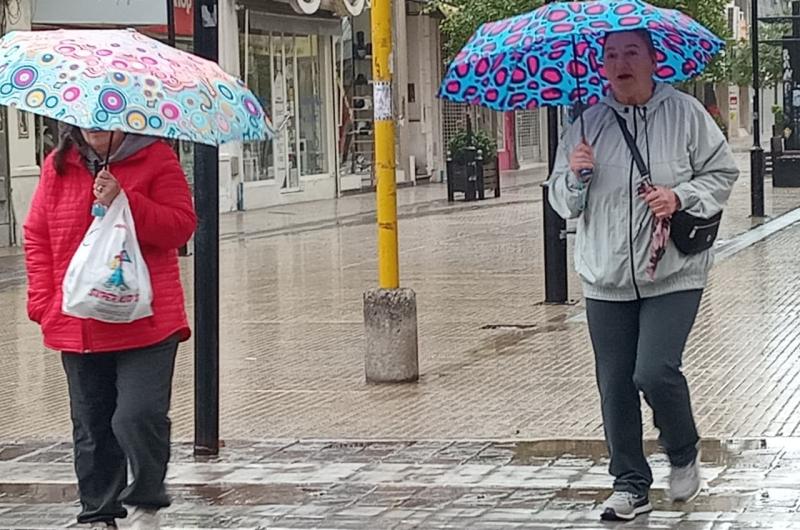 Sacaacute el paraguas y los pilotos- se esperan lluvias aisladas hasta el martes en Santiago del Estero