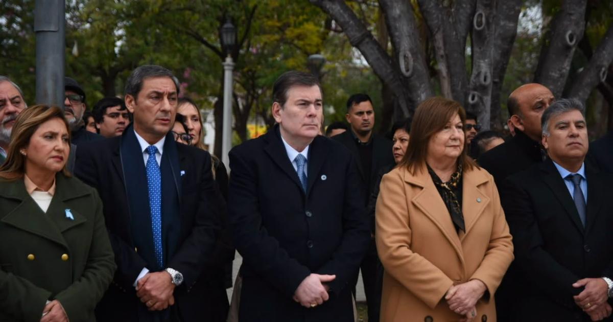Emotivo acto a 176 antildeos del fallecimiento del General San Martiacuten
