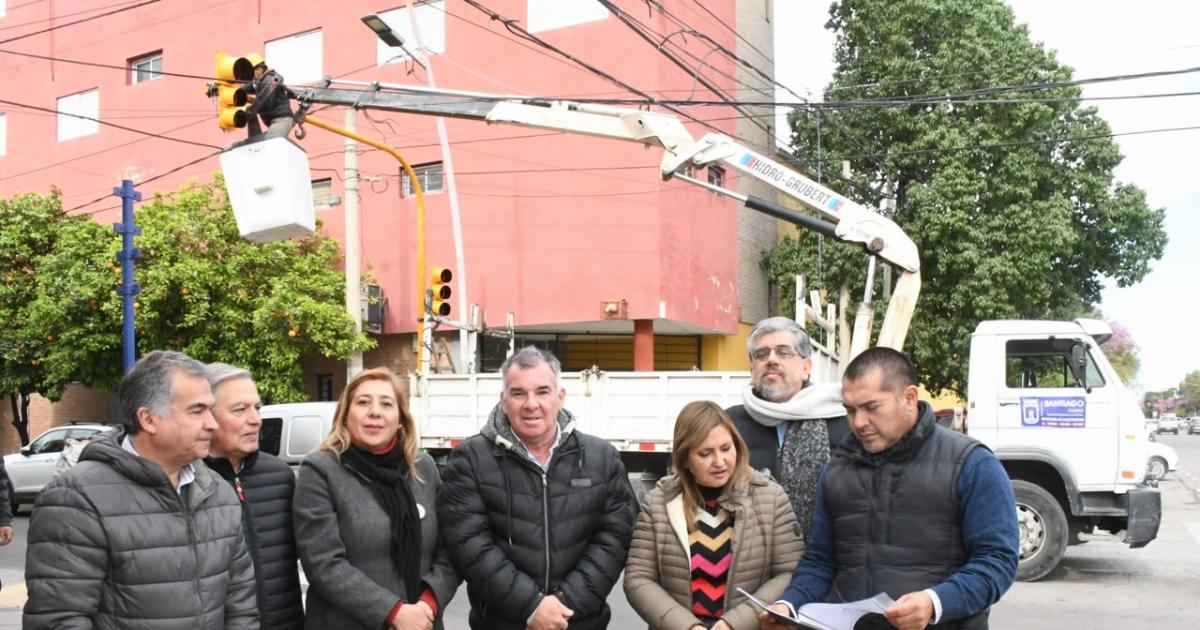 La intendente Fuentes supervisoacute la instalacioacuten de nuevos semaacuteforos