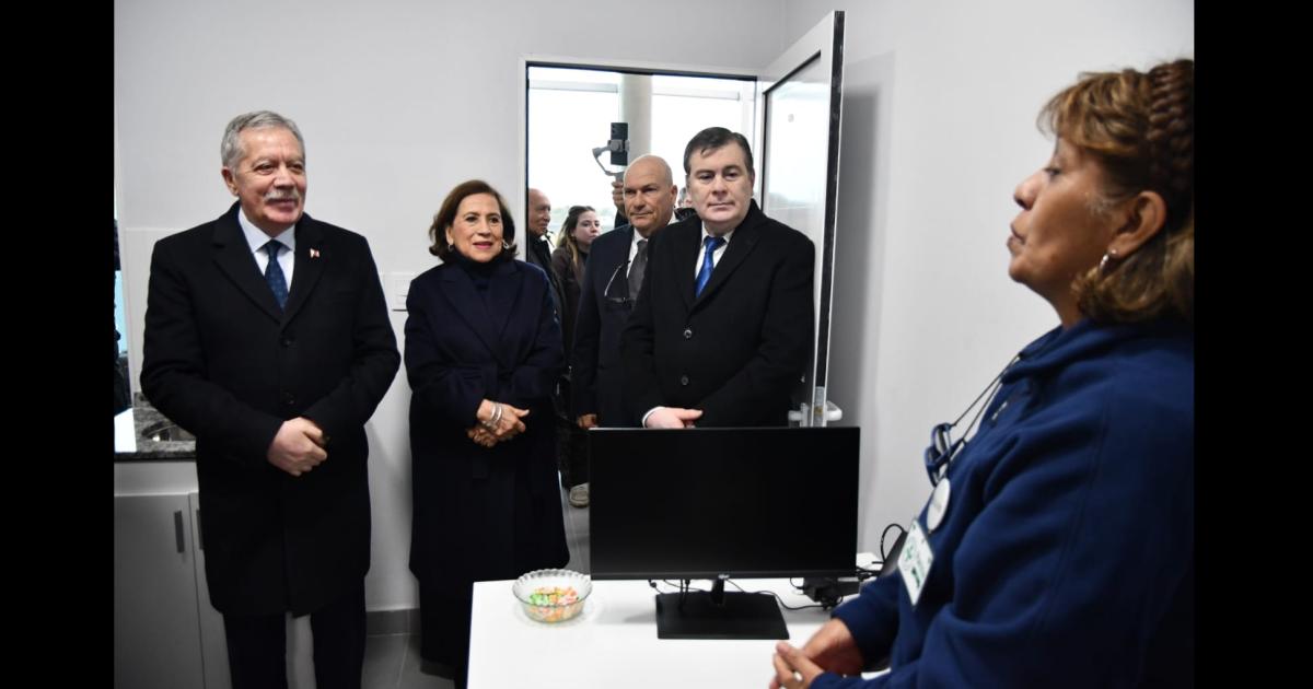 El gobernador Eliacuteas Suaacuterez inauguroacute el renovado edificio del Hospital de Beltraacuten y entregoacute viviendas sociales
