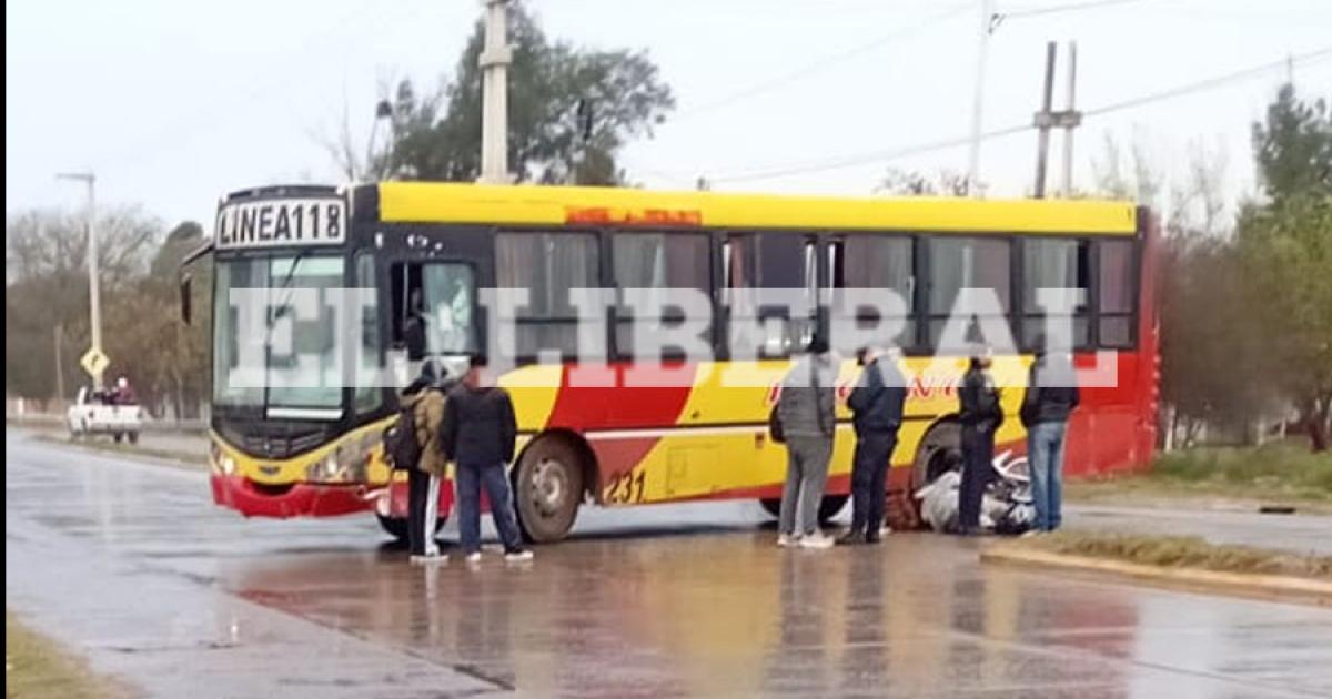 Un motociclista resultoacute herido tras derrapar e impactar contra un colectivo en la RP 1