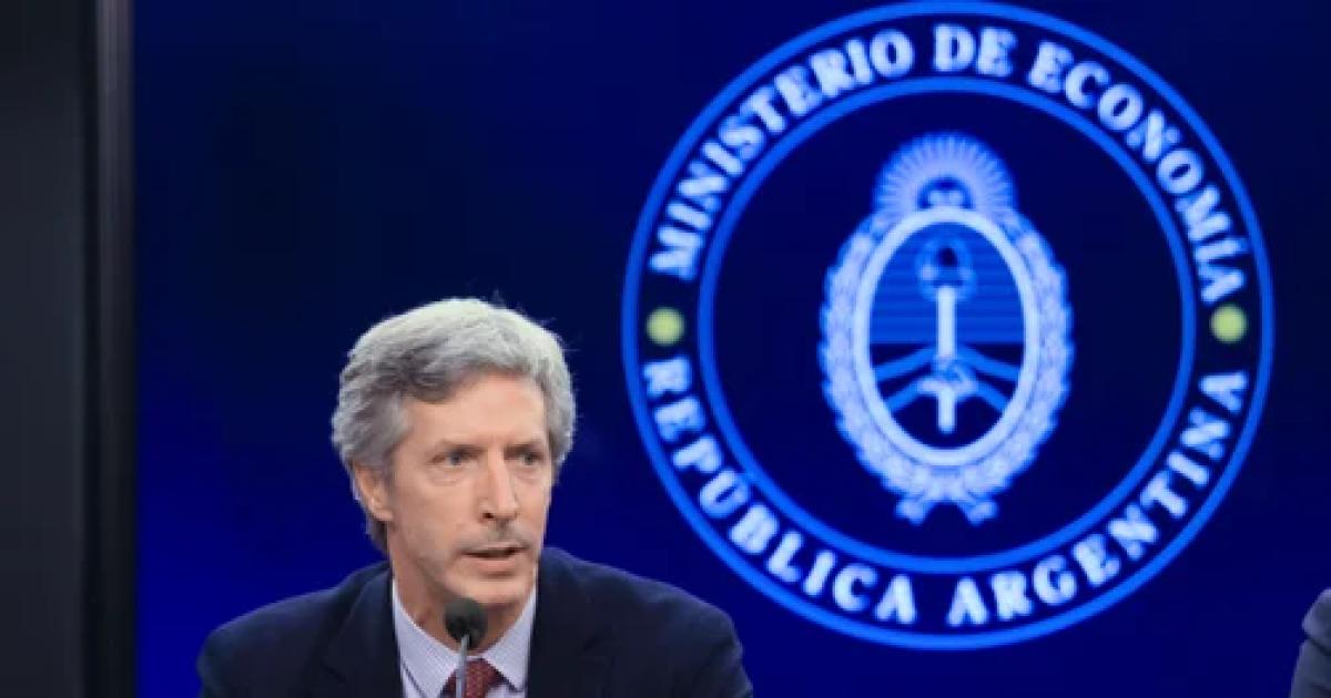 Creacuteditos en doacutelares- el presidente del BCRA explicoacute el nuevo esquema y sentildealoacute a la construccioacuten como una de las beneficiadas