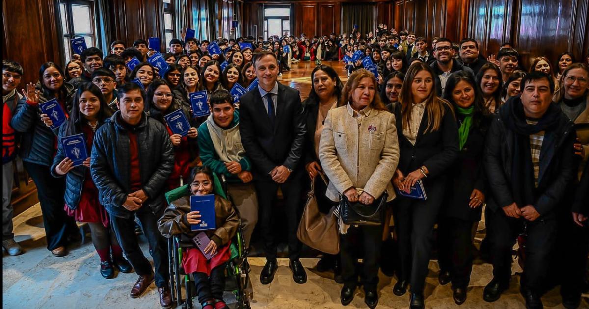 Estudiantes de Loreto y Fernaacutendez fueron recibidos en Casa de Gobierno por el jefe de gabinete