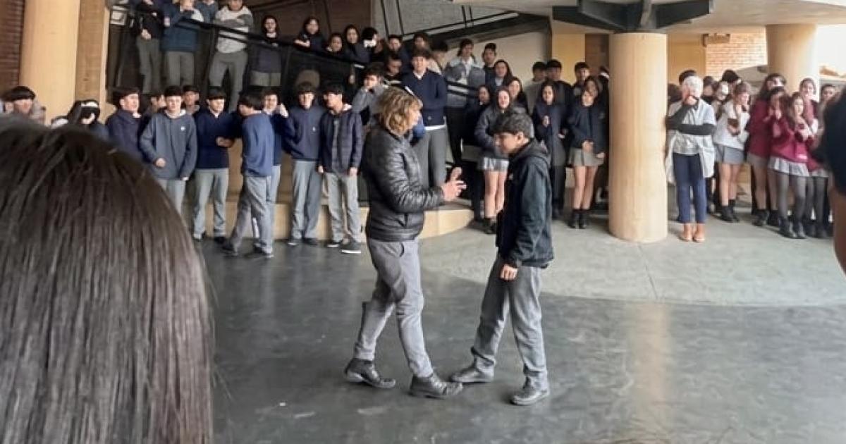 Batallas de aura- la nueva tendencia que llegoacute a los colegios de Santiago