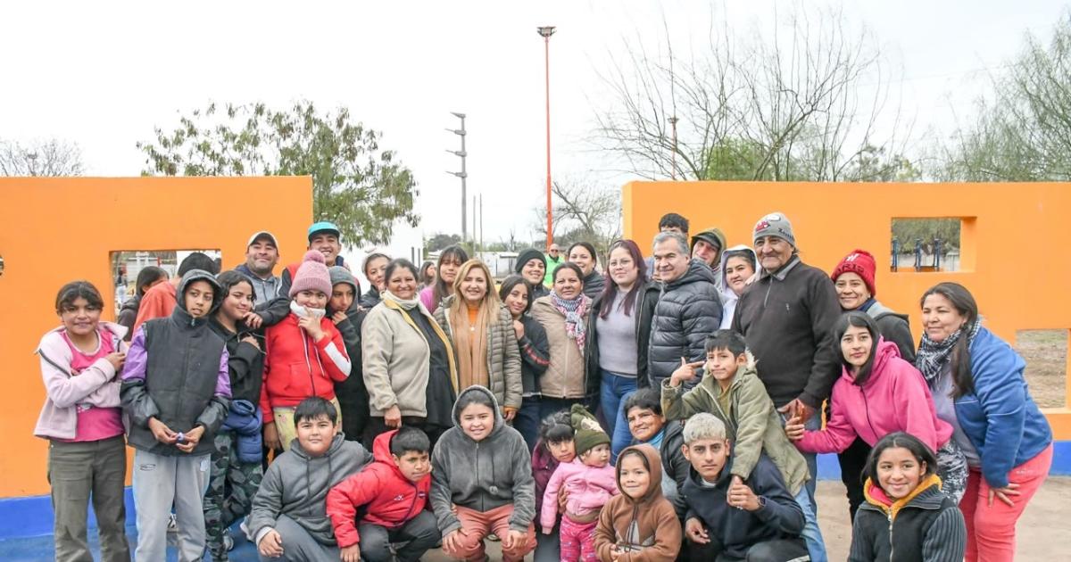 Norma Fuentes visitoacute la obra de mejoras en la plaza del barrio Beleacuten